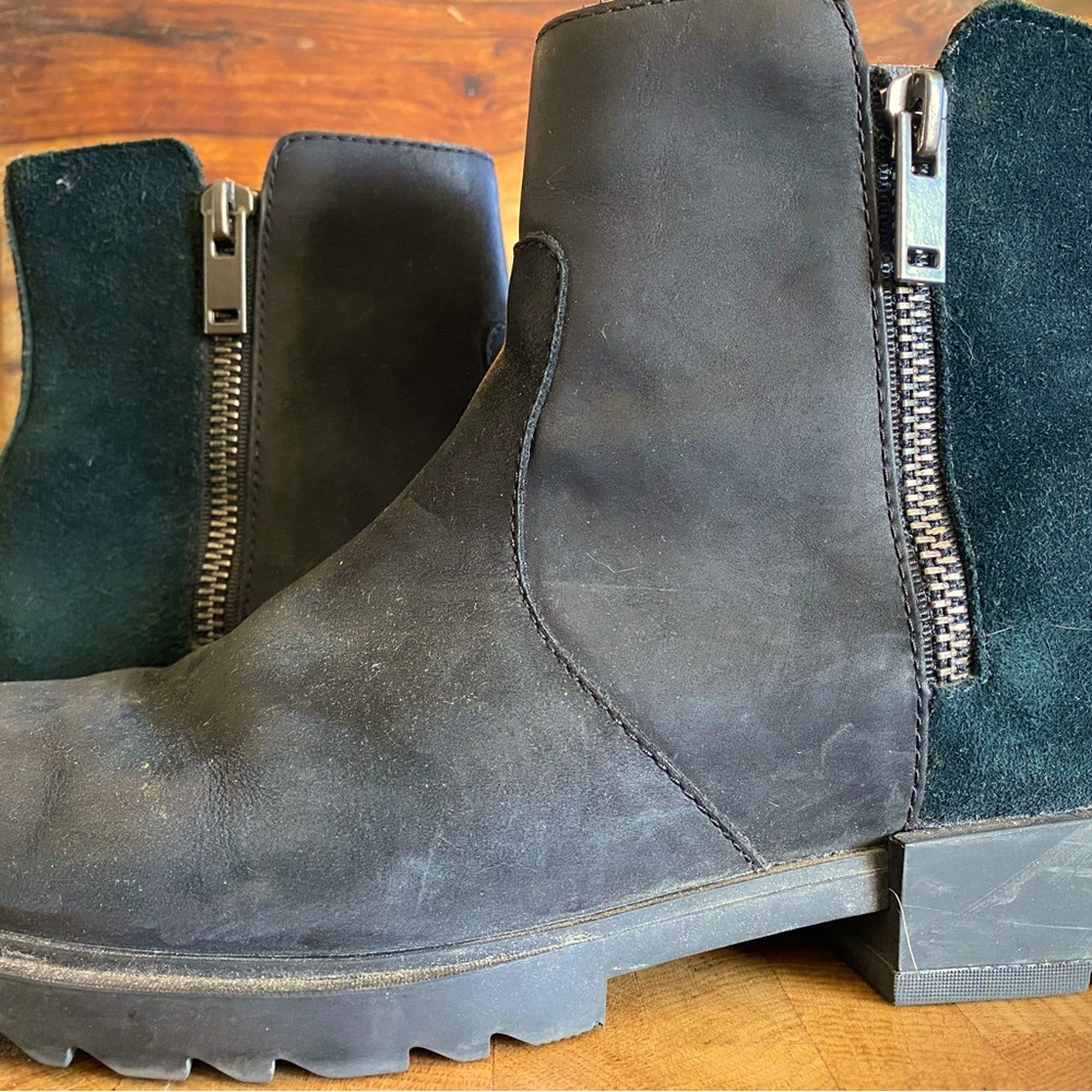 These are Merrell size 8.5 boots. Barely worn.